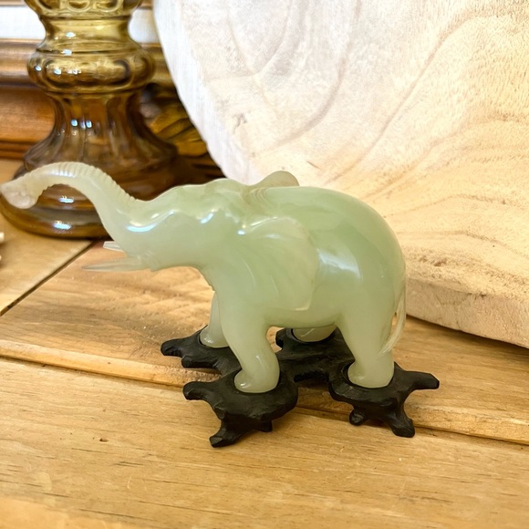 Antique carved Chinese jade elephant with stand - Picture 2 of 5